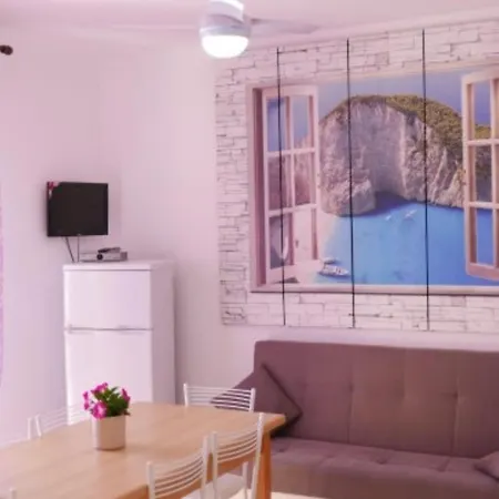 Appartement Convenient Flat Close To The *