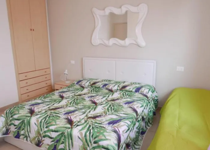 Convenient Flat Close To The アパート *